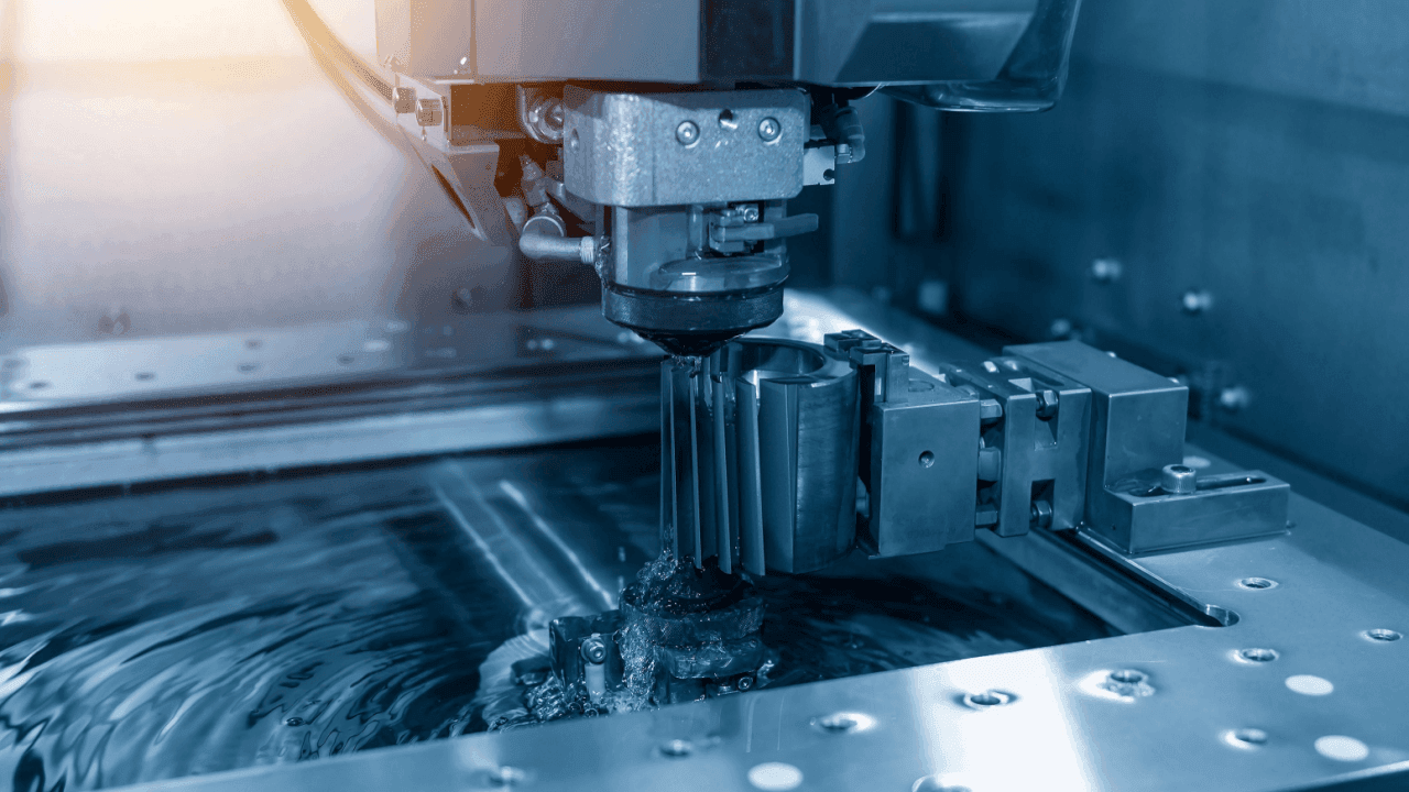 放電加工機とは?仕組み・種類・構造・特徴を解説